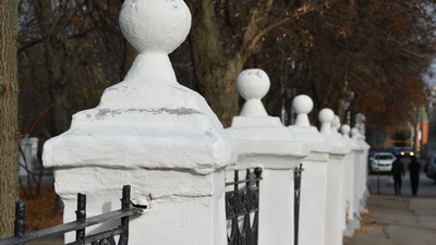 Подрядчик не смог привести в порядок ограду Наташиного парка в Рязани